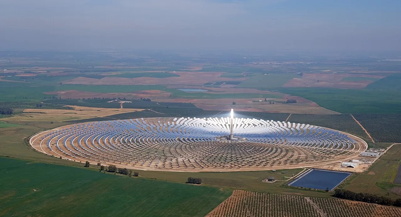 The Gemasolar solar tower and its surrounding heliostat field